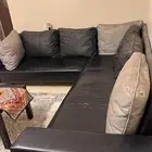 ركنه كنب جلد اسود جلسه مع سجاده