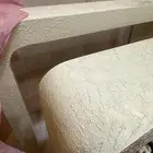 ديكور استقبال باسم جواهر محمد مع طاولتين مقاسين مع ورد وردي