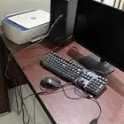 كمبيوتر وشاشه و كيبورد وماوس ومكتب وطابعه على السوم
