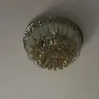 ثلاجه غرفة نضيفه جدا على الشرط وثريه فخمه لها اضويه تتحكم