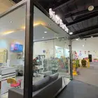 حلاق اطفال للتقبيل بداخل محل ترفيهي وألعاب أطفال