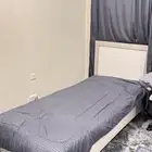سرير وثلاجه صغيره و مرايه بالطول