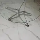 طاولة قزاز شبه جديد واضحه كما هي بالصوره للبيع