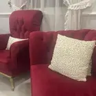 كنب نظيف مع ثلاث ستاير وطاولات