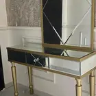 مدخل بيت عبارة عن مراية ودرج