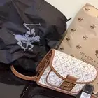 شنطة ماركة جديدة غير مستعمله مع كامل ملحقاتها