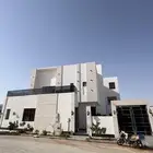 فيلا مع شقة للبيع في حي المهدية
