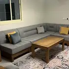 كنب مع طاولة كبيره وطاولة صغيره