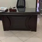 مكتب بأدراج عليه قزاز فاخر مع كرسي دوار 300 ريال