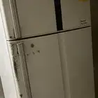 ثلاجه وطاولات