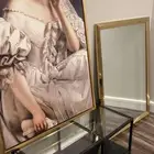 طاوله مع لوحة مع مرأيا
