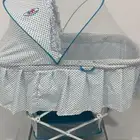 سرير اطفال شبه جديد طابعه وساعه حائط