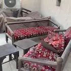 كراسي كويتيه وطاوله مع جلساتهم وغطى حمايه من المطر وشمس