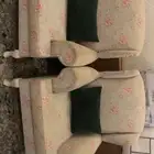 كنب و طاولة مكتب و تسريحة مع مرايا