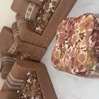 كنب نظيف للبيع المستعجل مكون من خمس قطع وطاوله