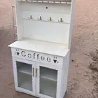 كفي وطاولة ورفوف