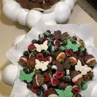 شوكولاتة بلجيكية وتوت وفواكة