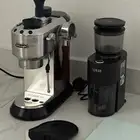 صانعة اسبريسو ديلونجي ديدكا مع الاكسسوارات وطاحونة قهوة