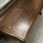 طاوله خشبيه و اربع طاولات مختلفة الحجم