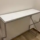 دولاب ابيض كبير و سرير اطفال بحواجز و طاولة مدخل