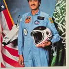 صورة أصلية موقعة بخط اليد لرائد الفضاء سلطان بن سلمان