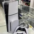 سوني بلايستيشن 5 معه يدتين