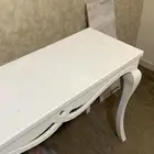 طاولة استقبال بيضاء