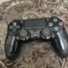 يد سوني فور اصلية اللون الاسود كل شي صلحان فيها