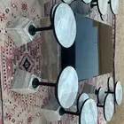 طاولة ضيافة رخامية مع طاولات خدمة