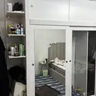 دولاب كبير مع مساحه تخزين بالاعلى