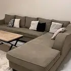 غرفة تلفزيون عباره عن كنب حرف L طاولة قهوه مكتبة تلفزيون