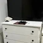 طاوله ركن مابها شي بس السحابات مخدشات