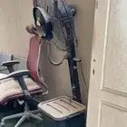 مروحه وباب وكرسي