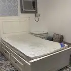 سرير مع كمودينه مع المرتبه