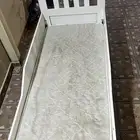 سرير اطفال للبيع كانه جديد معه الاسفنج