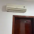 يوجد مكيف اسبلت و2 مكيف شباك