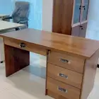 طاولة مكتب بلمسة فنية  متوفرة بأحجام مختلفة.