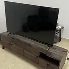 شاشه سمارت 55 بوصه نظيفه مع طاوله