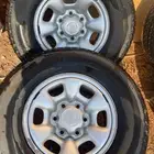 كفرات وجنوط هايلكس طقم 4مقاس 15 نضيفه بعروقها مع الاكواب