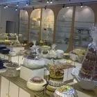 معرض حلويات ومعمل للتقبيل