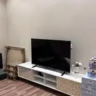 طاولة تلفزيون و تلفزيون