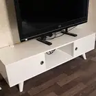 تلفزيون وطاولة تلفزيون