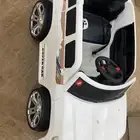 سيارة اطفال بحالة جيده ويوجد معه شاحن