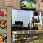 محل عصائر جاهز بأغراضه للتقبيل.