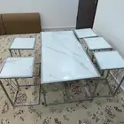 طاوله للبيع معها ست قطع