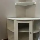 ركن قهوه ابيض مع رفوف