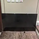 شاشة بلازما كبيرة الحجم جديده تعرضت للسقوط ولم تشتغل بعدها