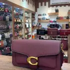 شنطة كوتش عنابي جديده مااسختدمتها ابد مع كيسها وحجمها حلو