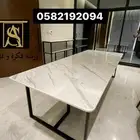 طاولات طعام وأشجار متنوعة