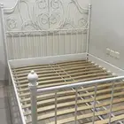 اثاث سرير وطاولة